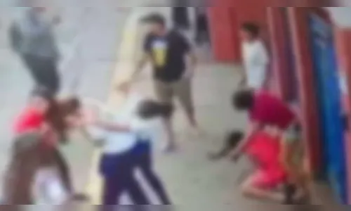 Mulher pula muro, invade escola e espanca mãe de colega da filha
