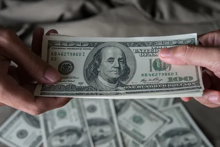 Analistas atribuem a queda à expectativa de cortes de juros pelo Federal Reserve (banco central dos EUA) nos próximos meses, enquanto o Brasil mantém a taxa Selic em 15% ao ano.