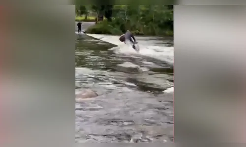 Motociclista é arrastado ao tentar atravessar ponte invertida em SC