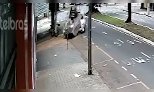 Carro colide contra contêiner em Maringá e motorista abandona veículo