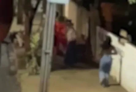 As imagens mostram os personagens reagindo coletivamente contra o assaltante, que foi agredido no local.