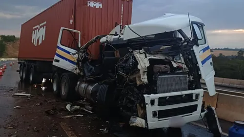 Caminhão ficou destruído