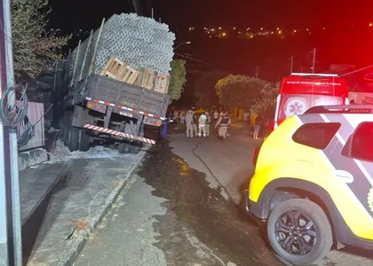 Carreta carregada com tubos de PVC teria perdido freios