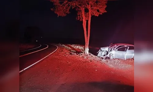 Motorista fica ferido após Voyage bater em árvore na PR-442