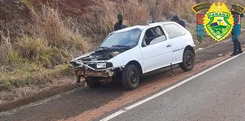 Carro ficou bastante danificado após capotamento
