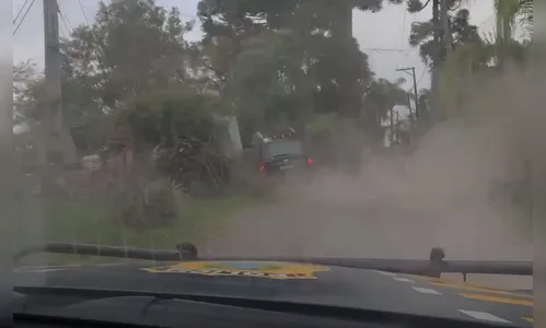 Perseguição acaba com carro cheio de drogas invadindo construção no PR