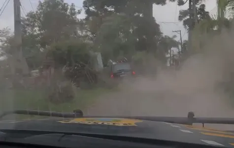 Carro invadiu construção nas margens da BR-277