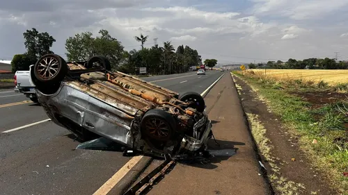 Carro parou de "ponta cabeça" após capotamento