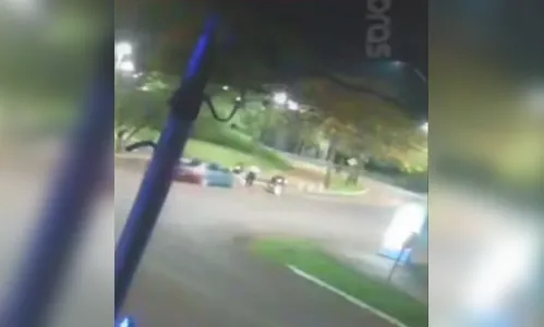 Jovem atropela ex-namorada após ela terminar relação; veja o vídeo