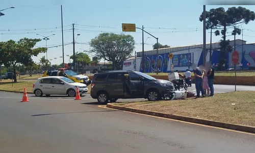 Colisão entre carro e moto deixa mulher ferida em Arapongas