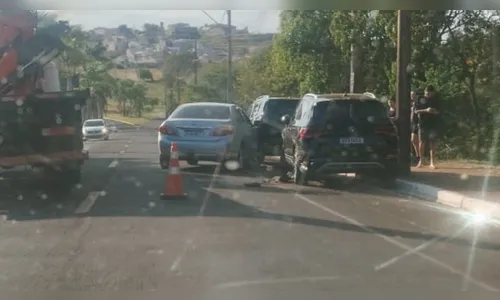 Motorista bate Corolla em dois veículos estacionados no Parque Jaboti