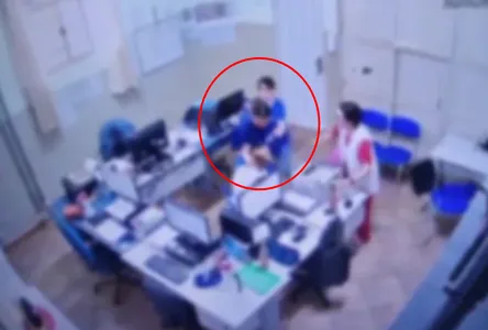 De acordo com a Polícia Civil do Paraná (PCPR), a agressão ocorreu após a adolescente sair da sala de aula sem autorização e começar a bater nas portas de outras salas.