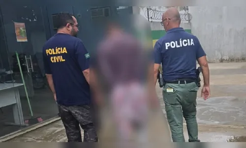 Pai dorme na chuva após o filho usuário de drogas ameaçar matá-lo
