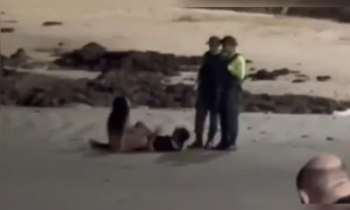 Mais um! Casal faz sexo deitado na praia e é pego no flagra pela PM