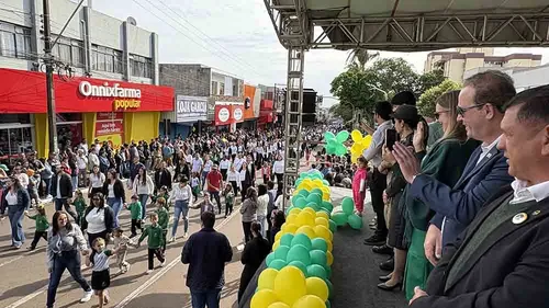 Desfile cívico da Independência atrai público recorde em Ivaiporã