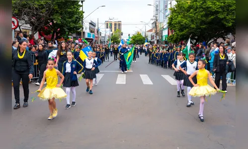 Desfile Cívico de 7 de setembro atrai milhares de pessoas em Arapongas