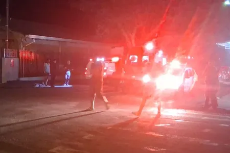 Ele recebeu atendimento médico no local e foi encaminhado em estado grave para um hospital da região, onde permanece internado.