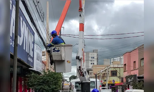 Apucarana anuncia nova ação para regularizar fiação em postes de energia