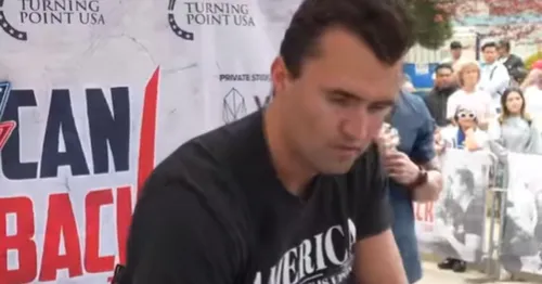 Enquanto Kirk discursava sob uma tenda para milhares de pessoas, um único disparo é ouvido, seguido por sua queda e gritos de pânico da plateia.