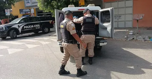 Enquanto os policiais verificavam seus dados no sistema, identificaram a ordem de prisão em aberto.