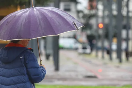 Entre domingo (21) e segunda-feira (22), uma frente fria se aproxima do Paraná