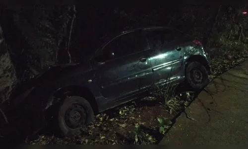 Homem agride companheira e amiga em Apucarana e foge após bater carro