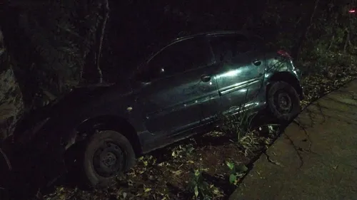 Homem agride companheira e amiga em Apucarana e foge após bater carro