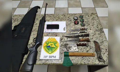 Homem agride e ameaça esposa com espingarda e facas em Novo Itacolomi