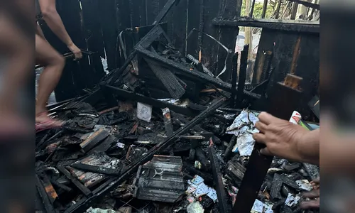 Veja fotos: casa foi totalmente destruída por fogo em Apucarana