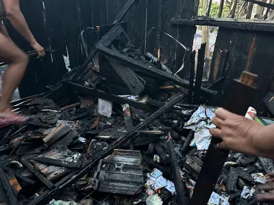 Imagens feitas no local pela reportagem do TNOnline mostram que a residência foi devastada pelas chamas.