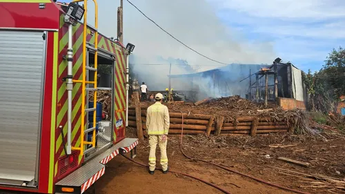 Incêndio atingiu madeireira na zona norte de Apucarana