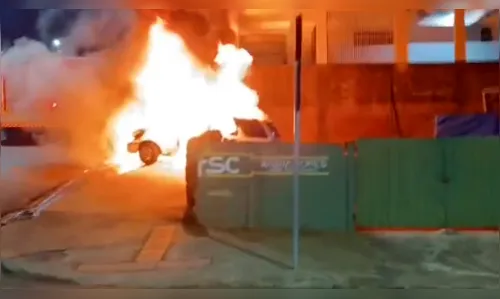 Carro pega fogo após pane mecânica na Avenida Paraíba em Ivaiporã
