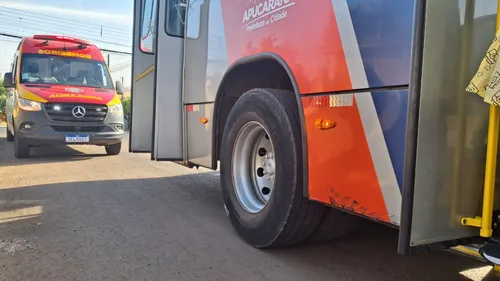 Moto bateu na lateral de ônibus em Apucarana