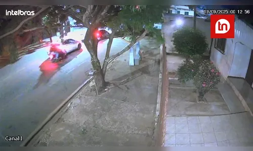 Motocicleta atinge veículo parado em Arapongas; câmera flagrou colisão