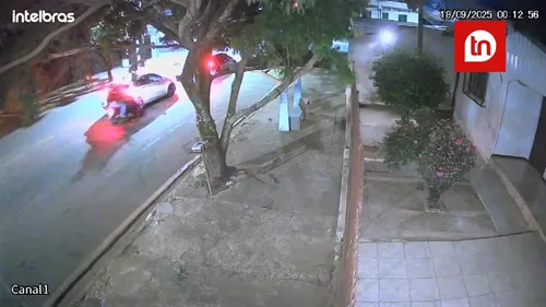 Motocicleta atinge veículo parado em Arapongas; câmera flagrou colisão