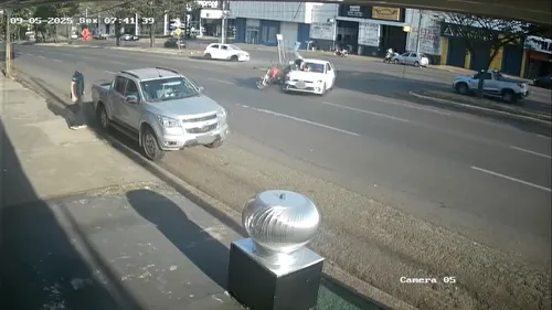 Motociclista ficou ferido e foi encaminhado ao hospital