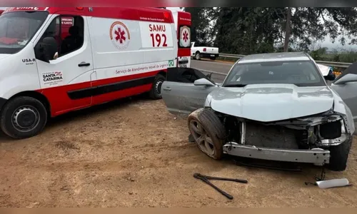 Criança de 4 anos é arremessada de Camaro após acidente em SC