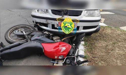 Colisão entre carro e moto deixa motociclista ferido na PRC-272