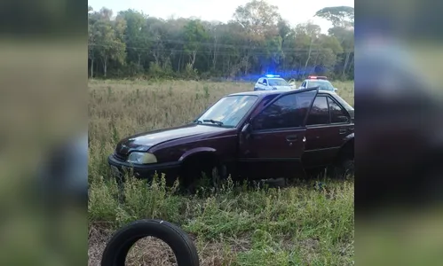 Carro furtado em Apucarana é encontrado sem rodas e bateria