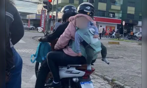 Pais fazem bebê de “mochila” na garupa de moto em Itajaí, SC
