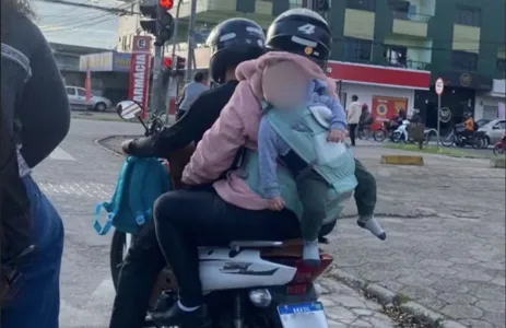 O bebê estava nas costas da garupa da moto.