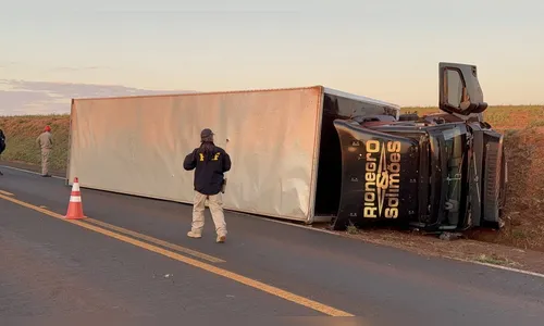 Caminhão do Rio Negro & Solimões bate com carro e deixa feridos no PR