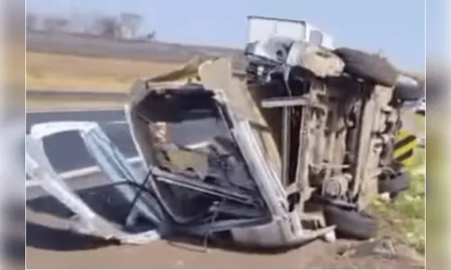 Carro funerário capota e caixão é arremessado na Rodovia