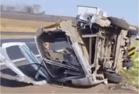O carro da funerária ficou totalmente destruído.