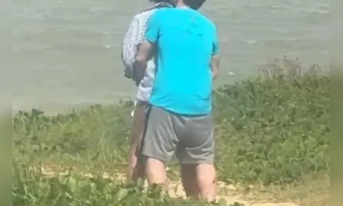 Casal é flagrado fazendo sexo na orla de praia e é pego pela polícia