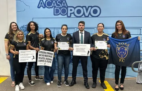 O caso ocorre em meio a debates nacionais sobre a participação de atletas trans no esporte feminino