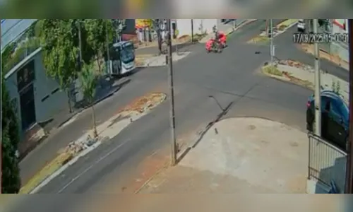 Vídeo mostra motociclista sendo atingido por carro; assista