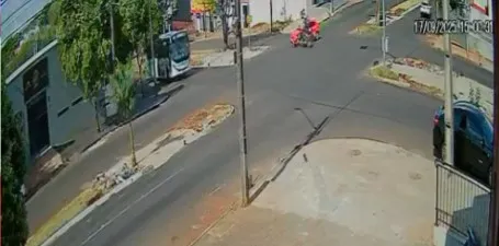 O condutor da moto sofreu uma fratura na perna direita e relatava não sentir os membros inferiores após o impacto