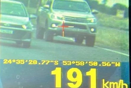 O condutor, que obteve a Carteira Nacional de Habilitação (CNH) definitiva há menos de um ano, ultrapassou em mais de 50% o limite de velocidade da via.