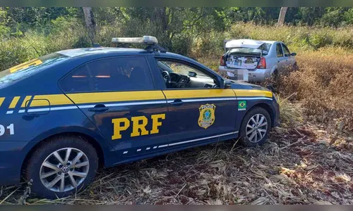 Motorista foge da PRF e abandona carro com cigarros contrabandeados